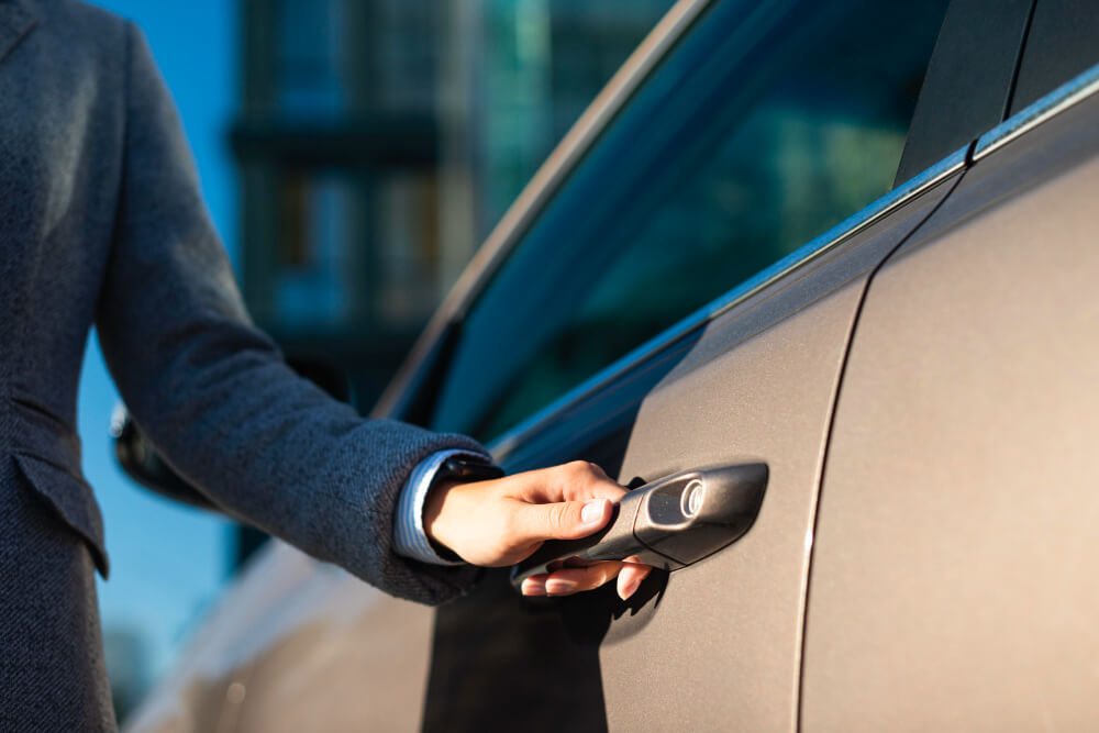 how to use a shoelace to unlock a car